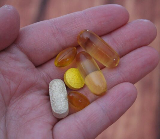 변화하는 건강 인식, 영양 & 보충제 똑똑하게 챙기는 방법은? person holding medication pills