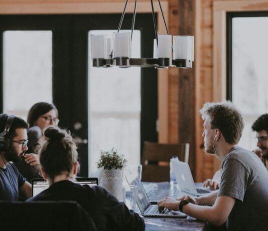 “출근만 하면 가슴이 답답”… 직장 동료와 있을 때만 떨리는 당신, 성격 탓 아닐 수도 sittin people beside table inside room