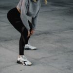 ‘근육 관리’, 일상 루틴으로 자리잡다… 취미와 건강을 함께 챙기는 방법 woman in gray long sleeve shirt and black leggings sitting on gray concrete floor