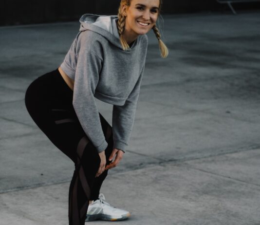 ‘근육 관리’, 일상 루틴으로 자리잡다… 취미와 건강을 함께 챙기는 방법 woman in gray long sleeve shirt and black leggings sitting on gray concrete floor