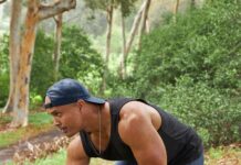 ‘근육 건강’이 새로운 웰니스 트렌드… 일상 속 실천법은? a man in a black tank top and blue leggings