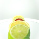 “속 쓰린데 위산이 부족하다고?”… 당신의 소화불량 뒤에 숨은 ‘저산증’의 역설 sliced lemon on white ceramic plate