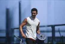 ‘근육 건강’…일상 속 작지만 강한 변화로 실천하기 Man lifting weights at an outdoor gym.