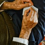 “뇌가 굶고 있다?”… 치매만큼 무서운 ‘디지털 치매’와 뇌 휴식법 an old man is holding a piece of paper