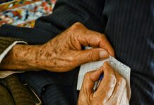 “뇌가 굶고 있다?”… 치매만큼 무서운 ‘디지털 치매’와 뇌 휴식법 an old man is holding a piece of paper