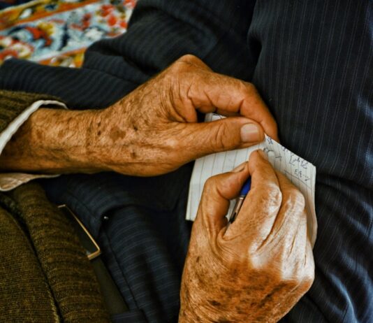 “뇌가 굶고 있다?”… 치매만큼 무서운 ‘디지털 치매’와 뇌 휴식법 an old man is holding a piece of paper