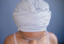 바쁜 일상 속 내 머릿결 지키기, 건강한 헤어 관리 트렌드와 실천법 woman in white lace panty