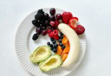 ‘마이크로 식단’ 열풍, 바쁜 현대인을 위한 초간단 맞춤형 건강법 각광 a white plate topped with fruits and vegetables