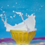 “설탕보다 무서운 액상과당의 배신”… 음료수 한 잔이 간을 병들게 한다 milk on yellow bowl