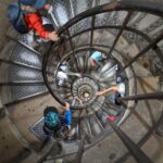 집에서도 쉽게, 근육 건강 지키는 생활 습관 뜬다 a group of people climbing up a spiral staircase