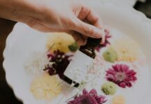 일상에 스며드는 대체요법, 건강관리의 새로운 선택지로 주목 person holding bottle