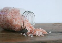 나트륨 급원 1위 ‘소금’, 2위는 역시 ‘김치’… “한국인 짠맛 중독, 탈출구는?” white and brown stones in clear glass jar