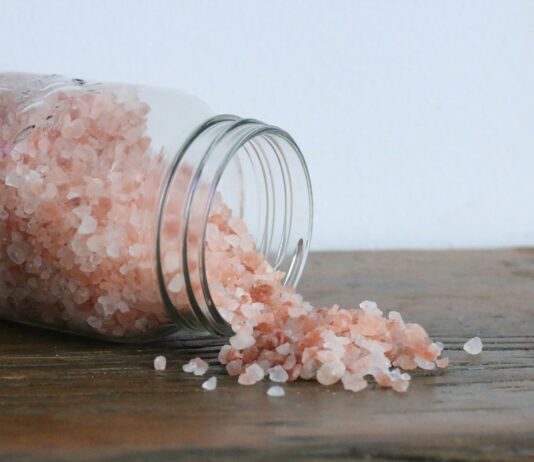 나트륨 급원 1위 ‘소금’, 2위는 역시 ‘김치’… “한국인 짠맛 중독, 탈출구는?” white and brown stones in clear glass jar