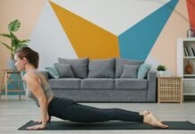 근육 강화, 생활 속 작은 변화가 만든 건강 혁명 Woman doing upward-facing dog yoga pose on mat