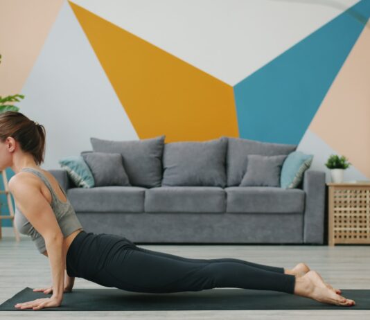 근육 강화, 생활 속 작은 변화가 만든 건강 혁명 Woman doing upward-facing dog yoga pose on mat