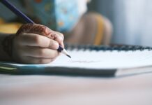 “뇌건강, 일상에서 챙기는 실천이 중요”… 소소한 습관이 만드는 맑은 머리 person writing on white notebook