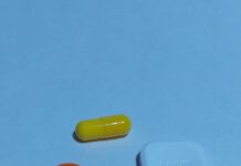 변하는 식탁 위 건강, 한국인의 영양 & 보충제 활용법 A group of three pills sitting next to each other