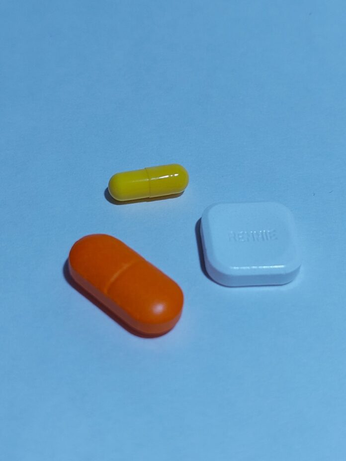 Photo by Mary Borozdina A group of three pills sitting next to each other