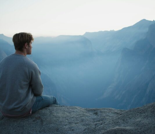 “나를 위한 작은 실천, 여성 건강 지키는 생활 습관 화제” man in gray shirt sits on cliff