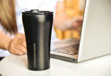 “마시고 채우고, 속도내라”… 현대인 수분 관리 트렌드와 실천법 a black coffee cup sitting next to a laptop