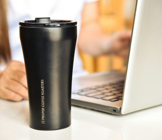 ‘마시는 건강 습관’…일상 속 물 섭취, 어떻게 실천할까? a black coffee cup sitting next to a laptop