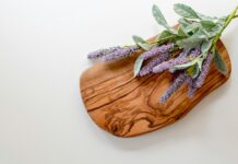 ‘수면 혁명’… 잘 자야 잘 산다! 현대인의 건강을 위한 새로운 수면 루틴 green and purple leaves on brown wooden chopping board