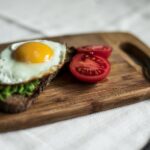 “작은 변화, 큰 건강: 요즘 뜨는 식단 트렌드와 실천 팁” sunny side up egg