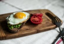 “작은 변화, 큰 건강: 요즘 뜨는 식단 트렌드와 실천 팁” sunny side up egg