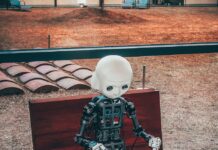 인공지능, 우리 집 건강 도우미로 자리 잡다 black and white robot toy on red wooden table