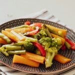 “나만의 건강 루틴, 영양과 보충제 알차게 챙기기” a plate of broccoli, carrots, and peppers