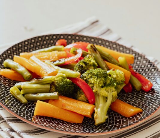 건강을 위한 새로운 식단 트렌드, 우리 일상에서 실천하는 방법은? a plate of broccoli, carrots, and peppers