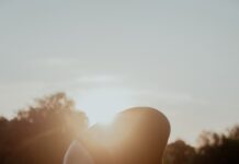 “근육, 생활 속에서 키우자” — 실천 가능한 근육 관리 트렌드와 일상 팁 woman in white bikini bottom kneeling on green grass field during sunset