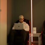 “낮잠, 짧게 자면 득이 된다”…현대인 위한 슬기로운 낮잠 습관 man in red long sleeve shirt using macbook