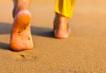 뒤로 걷기와 옆으로 걷기: 쓰지 않던 근육을 깨우는 ‘변칙 워킹’의 반전 Footprints on a sandy beach leading away