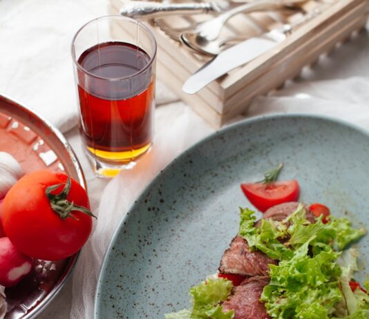 바쁜 직장인도 실천할 수 있는 건강 루틴, 어떻게 시작할까? meat with sliced vegetables on plate