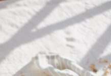 “내 몸에 맞는 영양 섭취, 보충제 활용법도 똑똑하게” white ceramic bowl with brown and white nuts