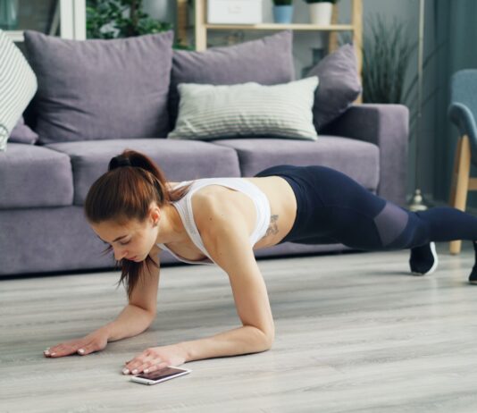 집에서도 실천하는 마이크로 워크아웃, 바쁜 일상 속 건강 지키기 a woman is doing push ups on the floor