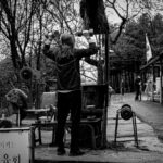 지속 가능한 웰니스: “완벽보다 꾸준함,” 100세 시대까지 지치지 않는 루틴 설계법 man in black jacket and pants standing on a ladder