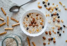 “건강한 아침 루틴, 한국인의 새로운 습관으로 자리잡다” nuts and bowl of cereals