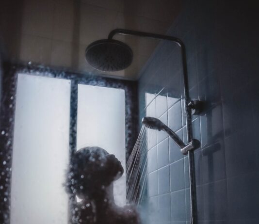 만성피로, 생활 속 소소한 변화로 개선한다 woman under showerhead