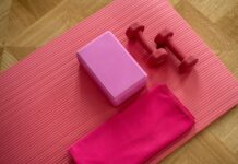 필라테스, 일상 속 건강한 움직임으로 인기…집에서도 쉽게 실천하는 비법은? pink dumbbell on pink textile