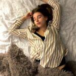수면은 최고의 영양제: 잠든 사이 일어나는 근육 회복과 지방 분해의 골든타임 woman in white and black striped long sleeve shirt lying on bed