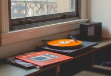 아침 루틴 바꾸기, 하루의 활력을 더하다 gray turntable playing