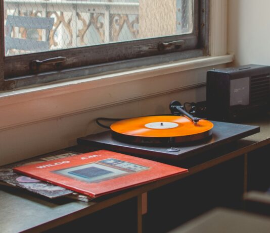 일상 속 스트레스, 다르게 바라보고 똑똑하게 관리하기 gray turntable playing