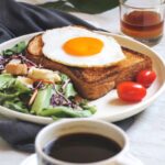 더 똑똑하게, 더 쉽게! 요즘 식단 관리의 새로운 트렌드와 실천법 burger with egg and lettuce on white ceramic plate