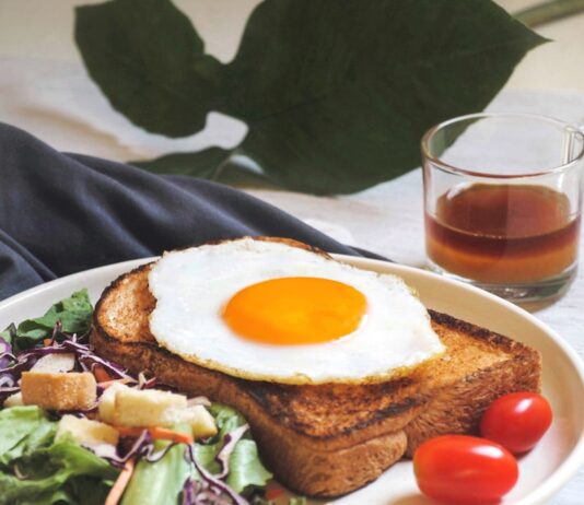 일상 속 건강한 식단, 트렌드와 함께 더 쉽고 즐겁게 burger with egg and lettuce on white ceramic plate