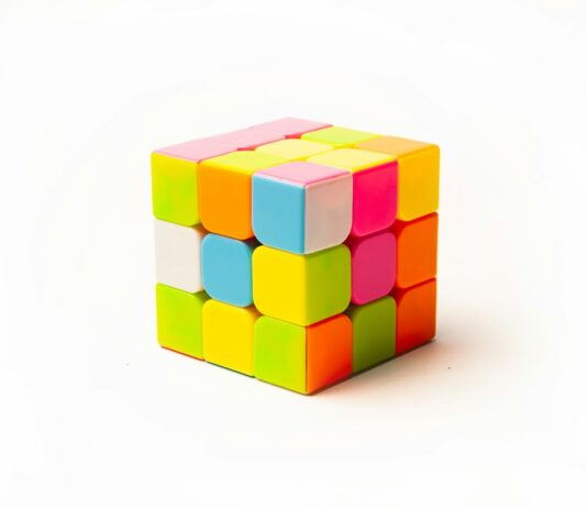 두뇌도 관리가 필요하다… 일상에서 실천하는 뇌건강 루틴 a rubik cube on a white background
