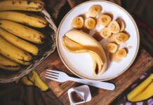 바쁜 일상 속 건강 챙기기, 요즘 식단 트렌드와 실천법 sliced ripe banana on round white ceramic plate