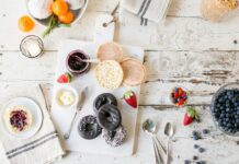 일상 속 뇌건강 지키기, 소소하지만 실천 가능한 방법들 flat lay photography of breakfast with berries and doughnuts