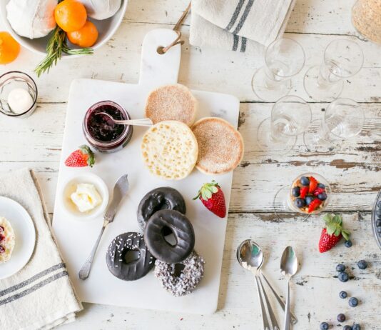 일상 속 뇌건강 지키기, 소소하지만 실천 가능한 방법들 flat lay photography of breakfast with berries and doughnuts